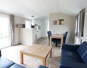 Open keuken en eetruimte in Villetta Sauna, De Dennen, Texel met veel natuurlijk licht.