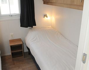 Slaapkamer met eenpersoonsbed in Villetta Sauna, De Dennen, Texel, perfect voor een ontspannen verblijf.