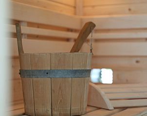 Houten sauna interieur in Villetta Sauna, De Dennen, Texel voor ultieme wellness ervaring.