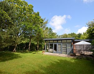 Vakantiehuis 't Hoogelandt 202 - Aan Zee in De Dennen, Texel, omgeven door groene natuur en een ruime tuin.