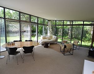 Lichte woonkamer van Vakantiehuis 't Hoogelandt 202 - Aan Zee, Texel met uitzicht op de tuin in De Dennen.