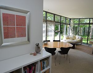 Gezellige binnenruimte van Vakantiehuis 't Hoogelandt 202 - Aan Zee, Texel, met veel licht en uitzicht op groen.