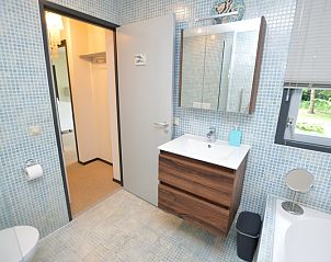 Stijlvolle badkamer in Vakantiehuis 't Hoogelandt 202 - Aan Zee, Texel, met moderne voorzieningen en mozaektegels.