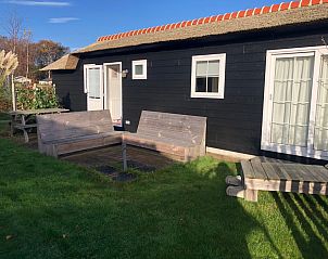 Vakantiepark de Bremakker - Akkerveld 15, Texel: charmant vakantiehuis met houten veranda in De Dennen, Waddeneilanden.