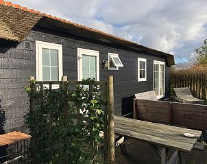Vakantiehuis bij Vakantiepark de Bremakker, Texel, met uitnodigende buitenruimte in De Dennen, ideaal voor een eilandverblijf.