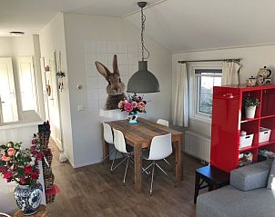 Eetgedeelte in Vakantiepark de Bremakker, Texel, met gezellige sfeer in De Dennen, ideaal voor een eilandvakantie.