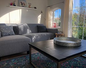 Comfortabele zithoek in Vakantiepark de Bremakker, Texel. Ontspan in De Dennen op de Waddeneilanden.