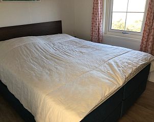 Ruime slaapkamer in Vakantiepark de Bremakker, Texel. Comfort in De Dennen, ideaal voor een ontspannen verblijf.