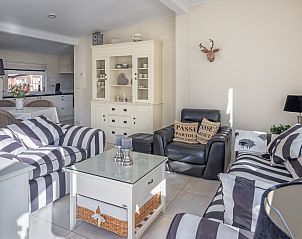 Gezellige woonkamer in Bungalowpark 't Hoogelandt, De Dennen, Texel met comfortabele zitbanken.