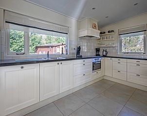 Moderne keuken in vakantiehuis op Bungalowpark 't Hoogelandt, Texel, met uitzicht op de tuin.