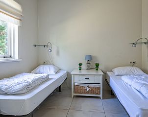 Knusse slaapkamer met twee eenpersoonsbedden in Bungalowpark 't Hoogelandt, Texel.