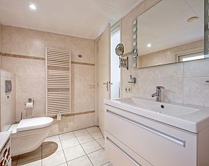 Ruime badkamer in Bungalowpark 't Hoogelandt, Texel, met moderne wastafel en toilet.