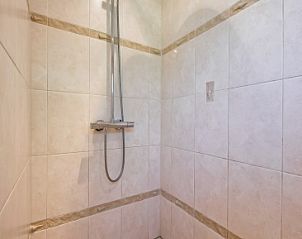 Stijlvolle douche in vakantiehuis op Bungalowpark 't Hoogelandt, De Dennen, Texel.