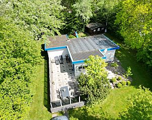 Luchtfoto van Bungalowpark 't Hoogelandt, Texel, omringd door groene natuur en terras.