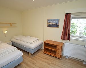 Slaapkamer met twee eenpersoonsbedden in Vakantiehuis De Nagtegaal 19, De Dennen Texel.