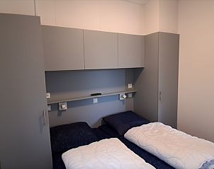 Slaapkamer in Vakantiepark De Bremakker - Bosveld 137, De Dennen, Texel. Comfortabele bedden en moderne inrichting in deze vakantiewoning.