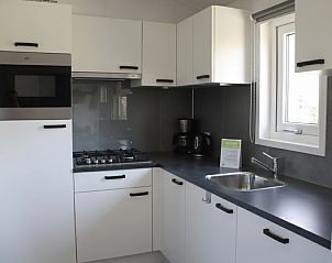 Moderne keuken in Vakantiepark De Bremakker - Bosveld 137, De Dennen, Texel. Ideaal vakantiehuis met compleet ingerichte kookruimte op de Waddeneilanden.