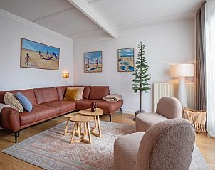 Gezellig terras bij Bungalowpark 't Luwe Land - 7B - De Wijnhof, De Dennen, Texel, omgeven door groene heggen.