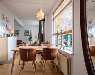 Zonnig terras bij Bungalowpark 't Luwe Land - 7B - De Wijnhof in De Dennen, Texel, met moderne buitenmeubels.