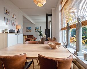 Ontbijttafel met bloemen en fruit op het terras van Bungalowpark 't Luwe Land - 7B - De Wijnhof, Texel.