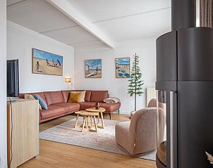 Lichte woonkamer in Bungalowpark 't Luwe Land - 7B - De Wijnhof, De Dennen, Texel, met comfortabele zithoek.