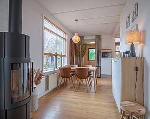 Moderne woonkamer met houtkachel in Bungalowpark 't Luwe Land - 7B - De Wijnhof, De Dennen, Texel.