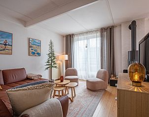 Open woonkamer en keuken in Bungalowpark 't Luwe Land - 7B - De Wijnhof, Texel, met strakke inrichting.