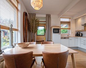 Stijlvolle zithoek in Bungalowpark 't Luwe Land - 7B - De Wijnhof, De Dennen, Texel, met kleurrijke accenten.