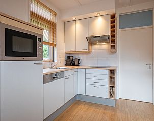 Comfortabele bank en decoratieve kunst in Bungalowpark 't Luwe Land - 7B - De Wijnhof, De Dennen, Texel.