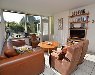 Gezellige woonkamer in Vakantiehuis de Parel 222, De Dennen, Texel met comfortabele zithoek.