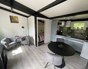 Gemtliches Wohnzimmer des Wollewei Ferienhauses De Dennen Texel mit offener Kche.