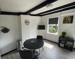 Essecke im Wollewei-Ferienhaus De Dennen Texel mit viel natrlichem Licht.