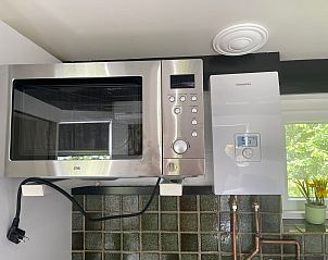 Moderne Mikrowelle und Boiler in der Kche des Wollewei Ferienhauses De Dennen Texel.