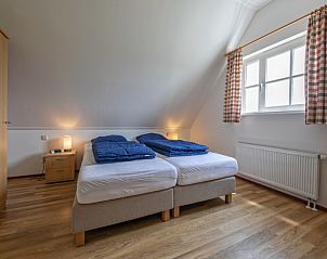 Slaapkamer met tweepersoonsbed in 't Mienthuis - De Jonker, vakantiehuis in De Dennen, Texel.