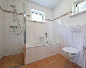 Luxe badkamer met bad en douche in 't Mienthuis - De Jonker, vakantieaccommodatie in De Dennen, Texel.