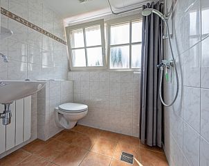 Tweede badkamer met douche in 't Mienthuis - De Jonker, vakantiehuis in De Dennen, Texel.