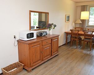 Interieur Ferienhaus Narcis, De Dennen Texel mit Holzschrank.