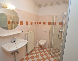 Badezimmer mit Dusche im Ferienhaus Narcis, De Dennen Texel.