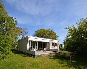 Ferienhaus de Parel 204 in De Dennen, Texel mit groer Veranda und grner Umgebung.