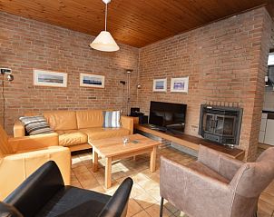 Gemtliche Sitzecke mit Kamin im Holiday home de Parel 204, De Dennen, Texel.