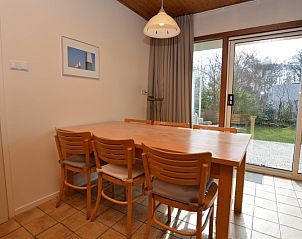 Essecke im Holiday home de Parel 204, De Dennen, Texel mit Blick auf den Garten.
