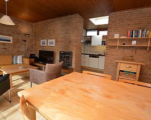 Gerumiges Wohnzimmer mit offener Kche im Ferienhaus de Parel 204, De Dennen, Texel.