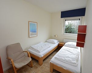 Zweites Schlafzimmer mit zwei Einzelbetten im Ferienhaus de Parel 204, De Dennen, Texel.