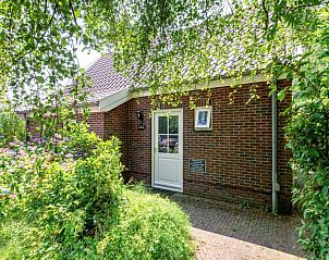 Voordeur van 't Mienthuis - De Prins vakantiehuis in De Dennen, Texel omgeven door weelderige natuur.