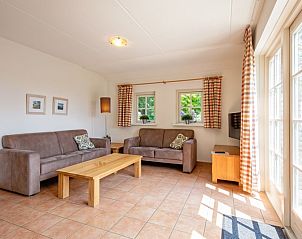 Lichte woonkamer van 't Mienthuis - De Prins in De Dennen, Texel met comfortabele banken en veel natuurlijk licht.