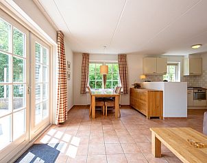 Eetkamer en keuken in 't Mienthuis - De Prins vakantiehuis, De Dennen, Texel met uitnodigend interieur.