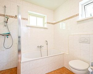 Ruime badkamer in 't Mienthuis - De Prins vakantiehuis in De Dennen, Texel met bad en douche.