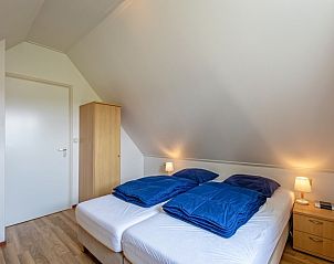Gezellige slaapkamer in 't Mienthuis - De Prins vakantiehuis, De Dennen, Texel met comfortabel tweepersoonsbed.