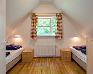 Slaapkamer met twee eenpersoonsbedden in 't Mienthuis - De Prins, vakantiehuis in De Dennen, Texel.