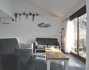 Helle Einrichtung des Ferienhauses Gortersmient 240, Bungalowpark Gortersmient, De Dennen Texel mit gemtlicher Sitzecke.